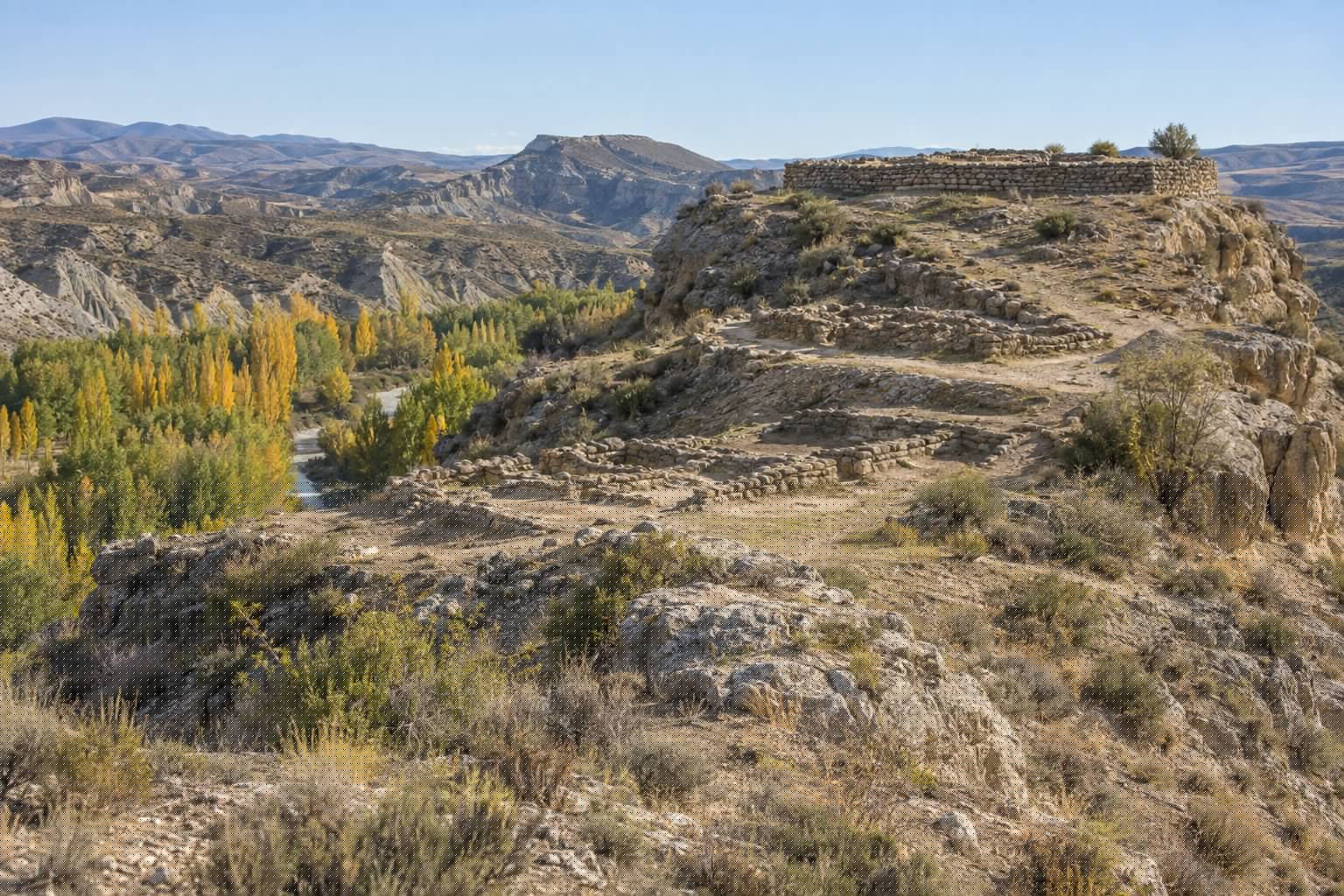 Casas cueva Guadix: el Altiplano de Pablo Castilla llega a Granada 2 Terrazas escalonadas con cimientos de piedra del yacimiento argárico de Castellón Alto, sobre un espolón de arcilla en Galera, en otoño