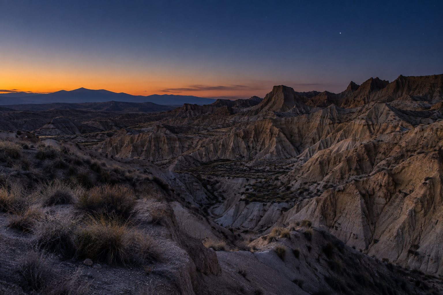 Ver estrellas en Guadix desde la puerta de tu casa cueva 2 Cárcavas y cerros de arcilla del Geoparque de Granada en la hora azul, con las primeras estrellas sobre el horizonte dentado
