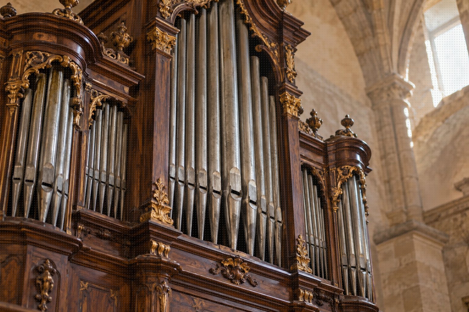Escapada rural a Guadix: el órgano de Aldeire y el silencio de la cueva 2 Tubos y caja de madera de un órgano barroco del siglo XVIII en el coro de una iglesia de pueblo